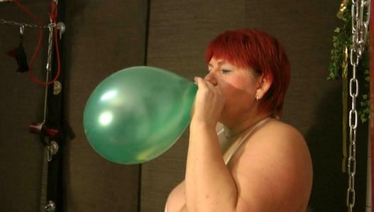 Annadevot - diversão com balão em traje de banho