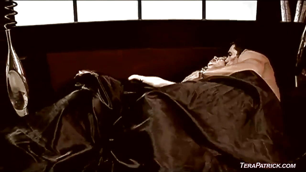 Madison Young futută în cur în timp ce iubita privește