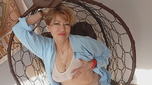 The return of the cool whore Aimee! Cock in her mouth, dildo in her pussy and other jokes of a depraved mature MILF...))