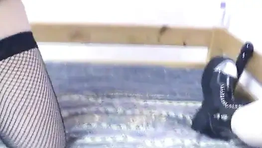 Geile klobige brünette benutzen vibratoren im bett