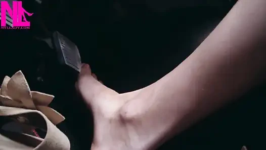 Сумасшедшая босая накачка педали на высоком пути