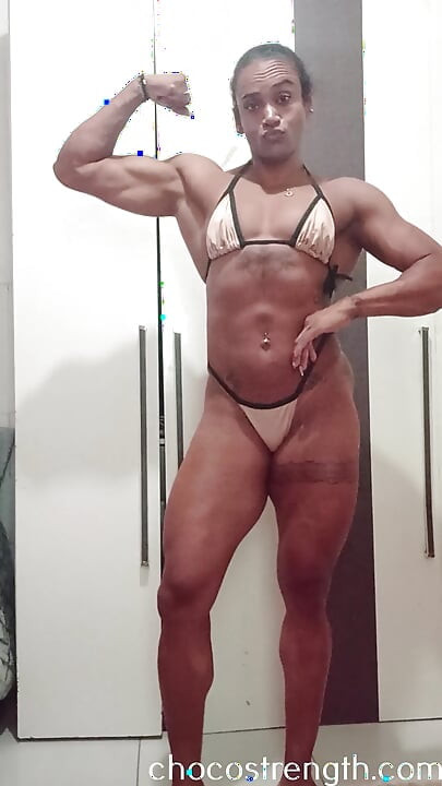 หุ่นแม่น่าเย็ดตัวนี้แน่นพอที่จะทําให้คุณเงี่ยนไหม?