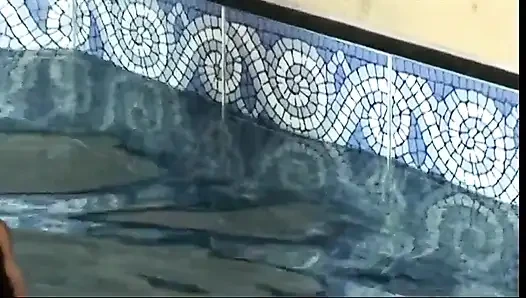 Возбужденный молодой ебарь трахает пухлую латинскую шлюшку