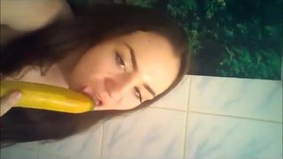 Шлюшка-банан сосет минет