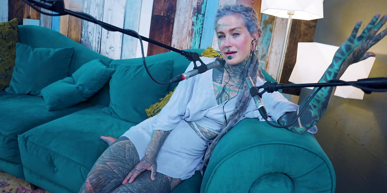 Puhun F - Pelko - ASMR podcast SFW puhuu gootti laiha tyttö rastat tatuointi malli musteella tyttö