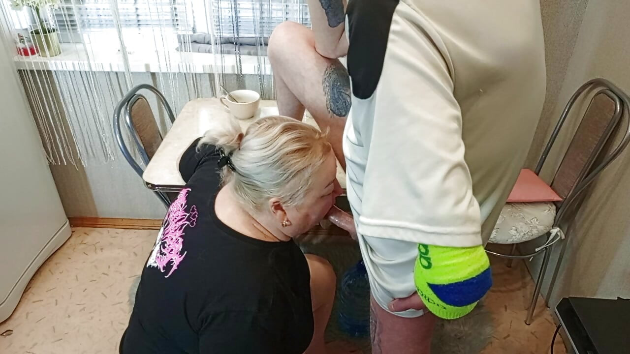 odpoledne šukám souseda do pusy v kuchyni a stříkám
