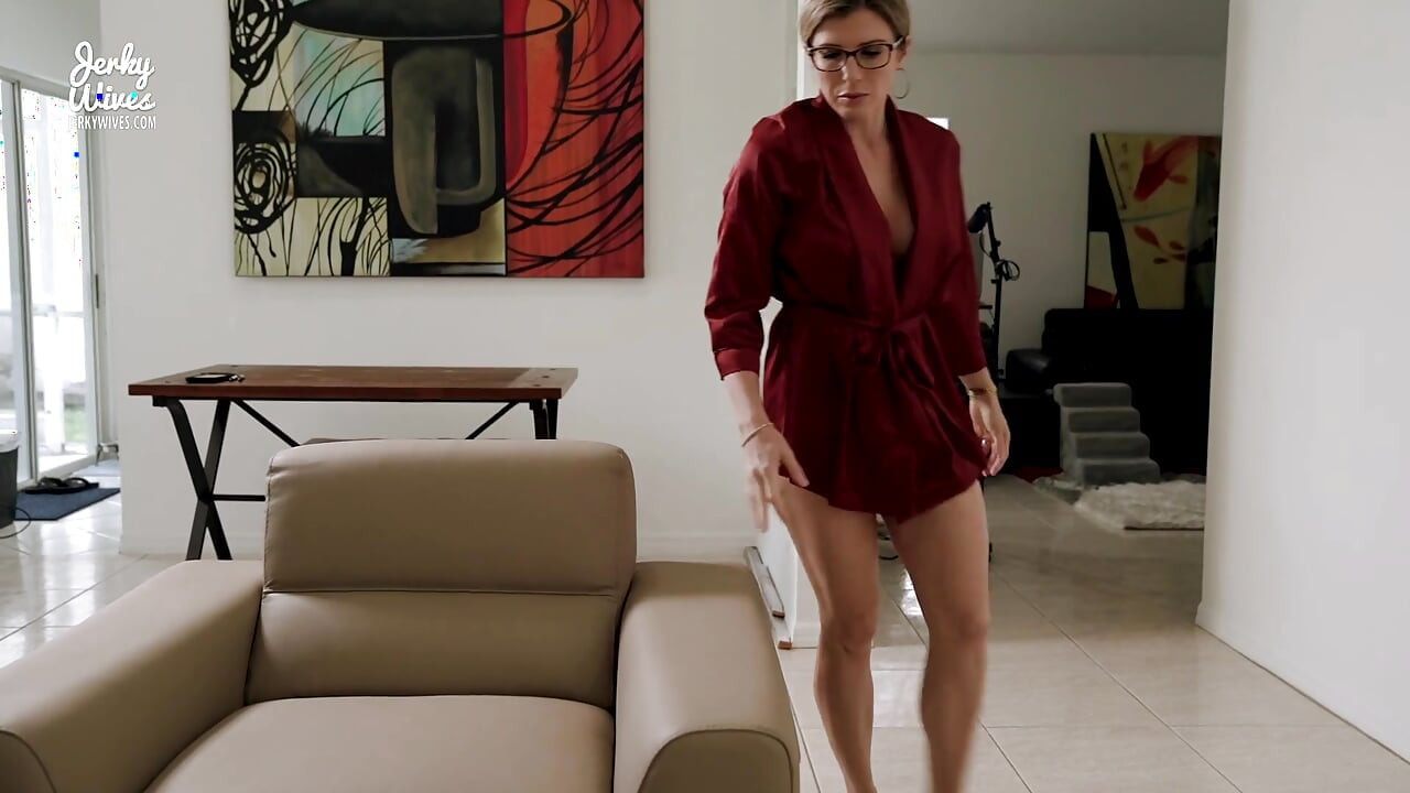 Cory Chase je jebana dok je zaglavljena na kauču