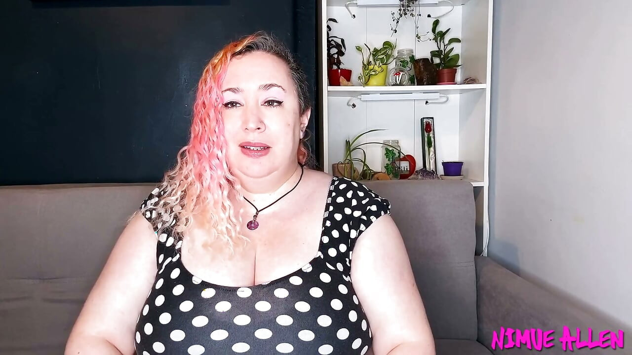 나를 위해 핑크 레이스 팬티를 뚫고 자위해