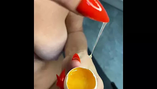 Orta yaşlı seksi kadın çıplak biyoloji tabu yumurta dölleme elle muamele yemeği.