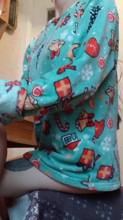 Moja djevojka i ja zajedno drkamo u kuhinji dok naša domaćica priprema doručak | Isječak 2