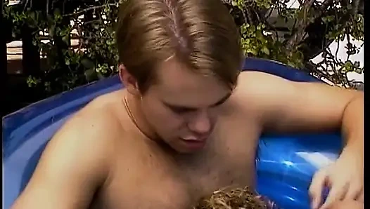 Kıllı amcıklı genç kız bahçede domalarak sikiliyor