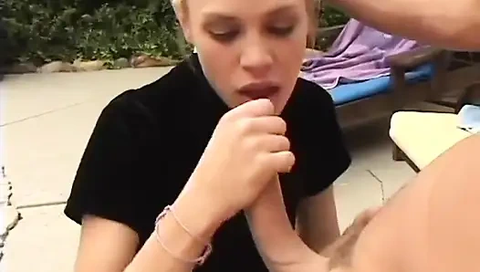 Sarışın hatun bahçede yarak emiyor