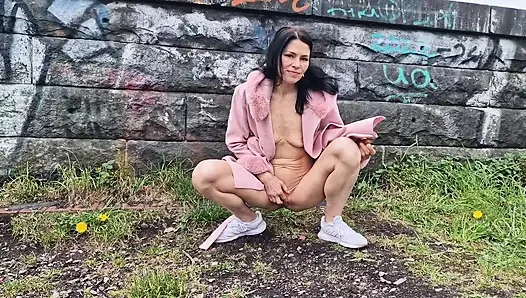 Nackt draußen, pissen und weit offen