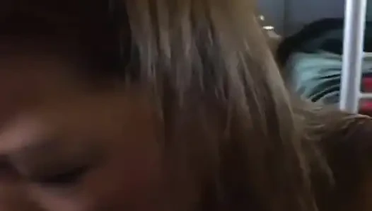 Carrie насухо сосет пару яиц