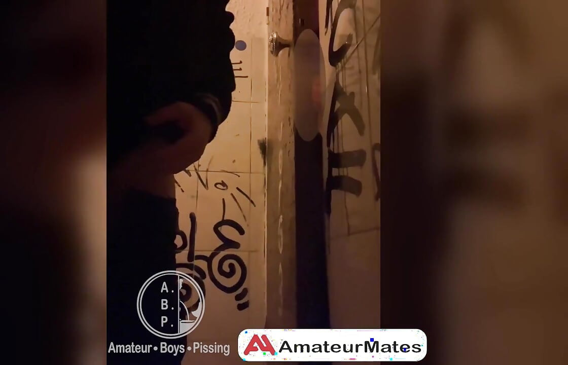 נצפה בזמן שהשתין בשירותים של בר. . .