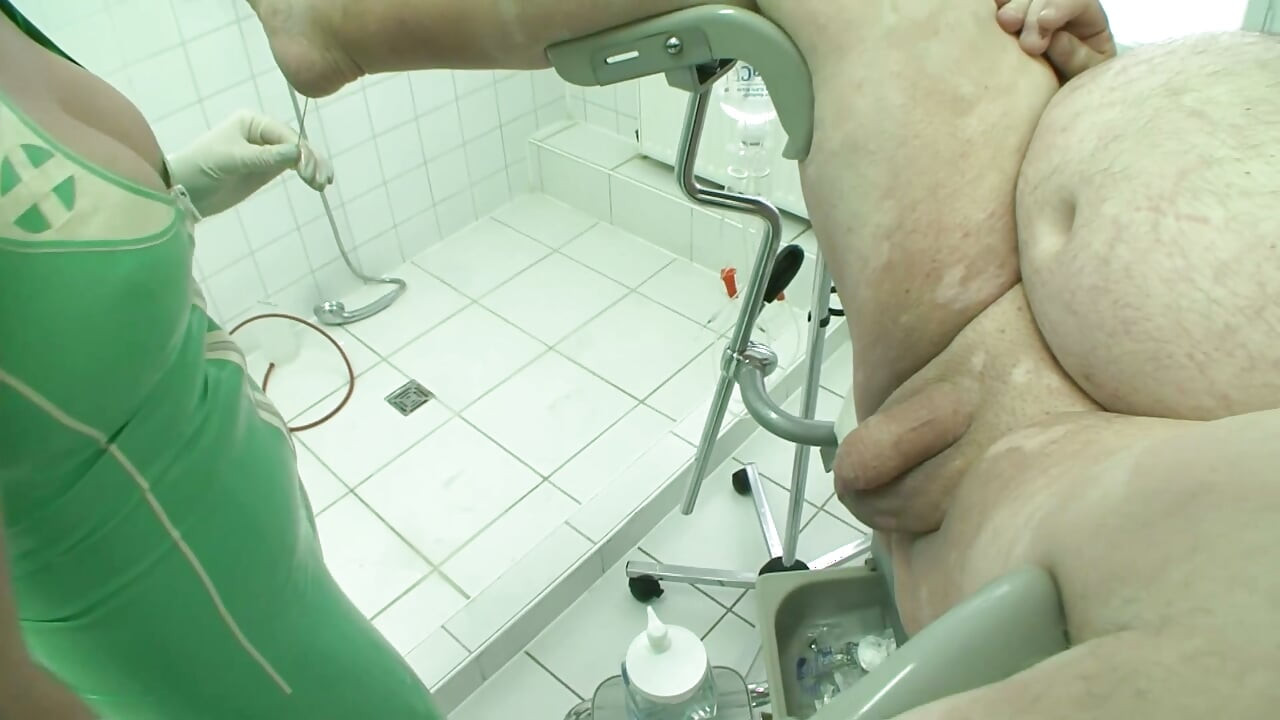 巨乳护士对巨型病人进行残酷导尿