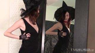 A bruxa gostosa Victoria Voss lança um feitiço de sexo em você