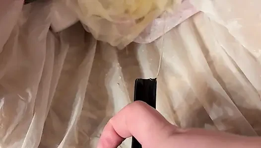 Mencoba kencing - kencing urinoir di kaleng