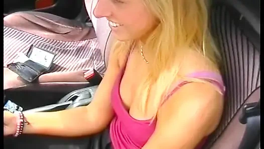 Kıllı sarışın piliç açık havada amını havuçla dolduruyor