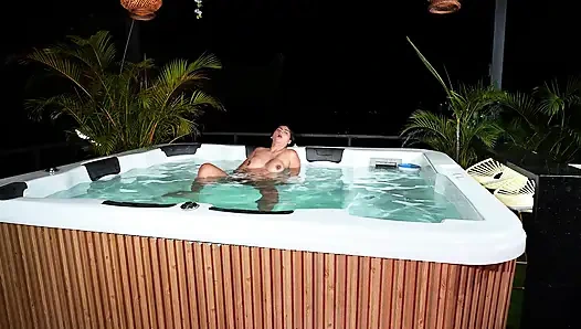 Jakuzide Mastürbasyon Yapan Güzel Latin'i Gördükten Sonra Sert Bir Yarrağı Olan Teknisyeni Sikiyorum