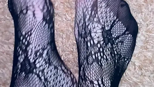 Aku lagi asik mainin kakiku dengan stoking seksi dan sepatu hak tinggi