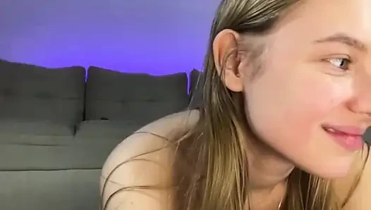 Jucielussie beyaz çoraplı mastürbasyon yapıyor