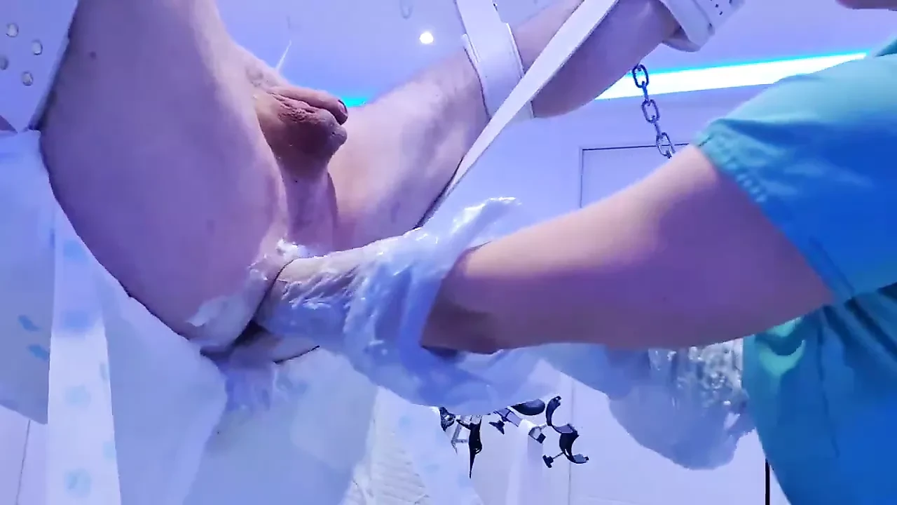 惊人的拳交 - 双手肘深