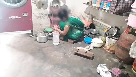 Baldız mutfakta, baldız, elleriyle büyük göğüslerini göstererek kayınbiraderi arazisinin suyunu çıkardı Hintçe ses kaydı.
