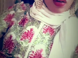 Pregnant hijabi