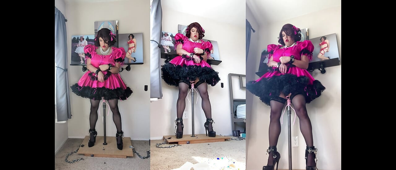 Розовая сисси горничная Candy заперта на ее подставке дилдо и скачет на ее шесте