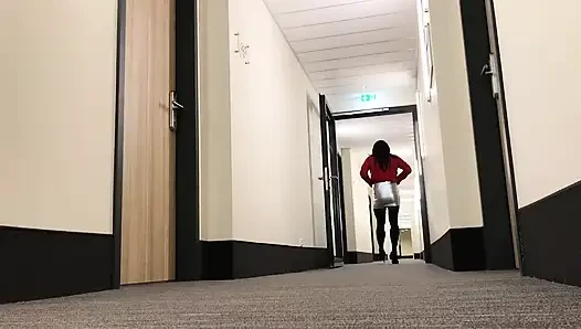 Travesti otel koridorunda teşhir ediyor