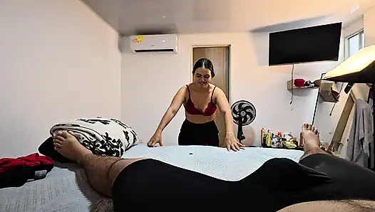 Pelayan pantat besar mendapat pantatnya kacau oleh bosnya