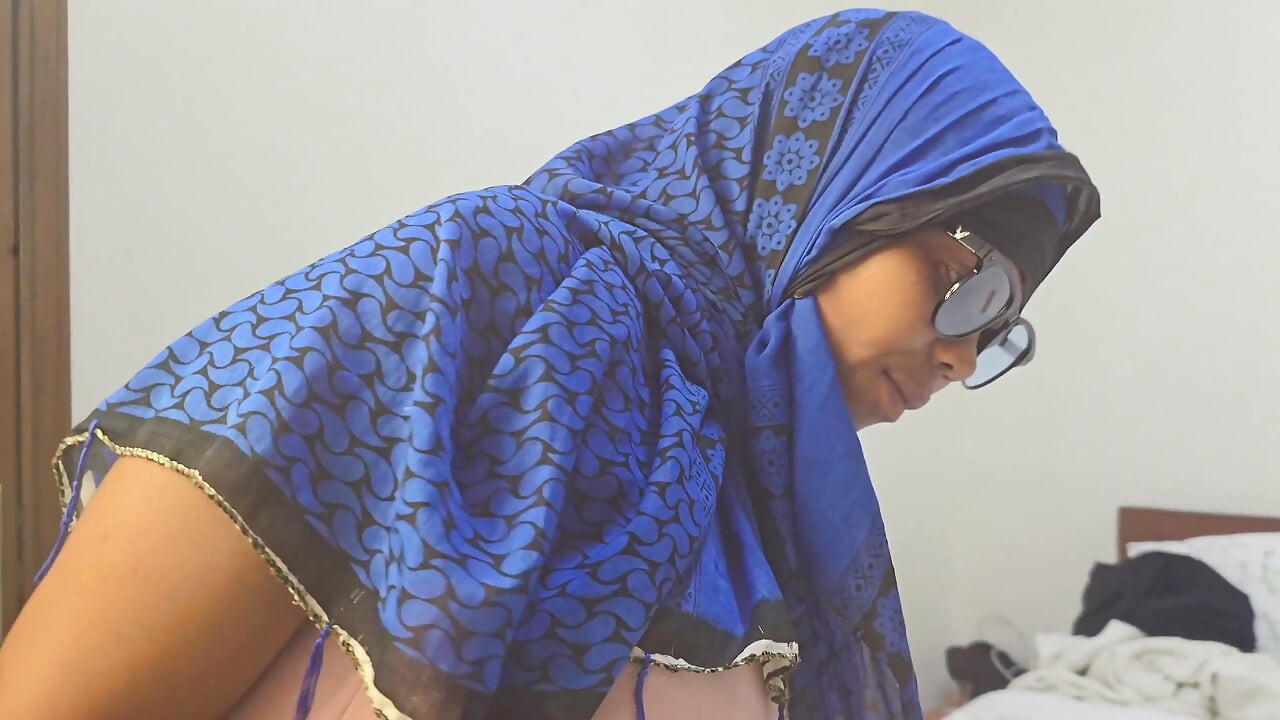 Arabian Squirting Before Going to the Mosque