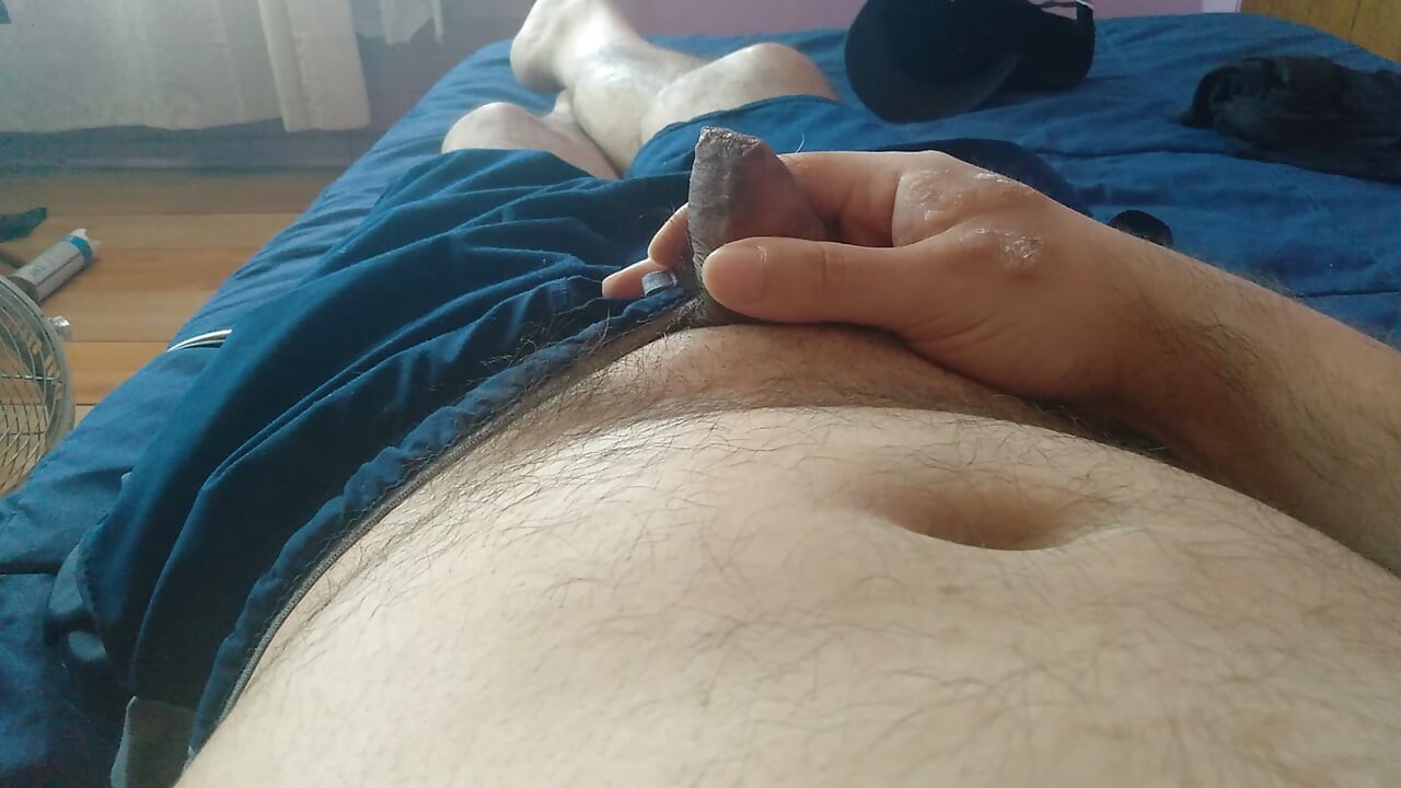 Νεαρός ισχυρός άνδρας αγγίζει το λίπος πέος του, πλήρως διεγερμένος