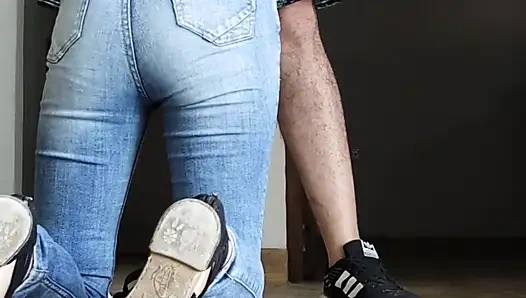 Kami pergi ke rumah dan aku memintanya untuk mengisapku dan dia menelan susuku