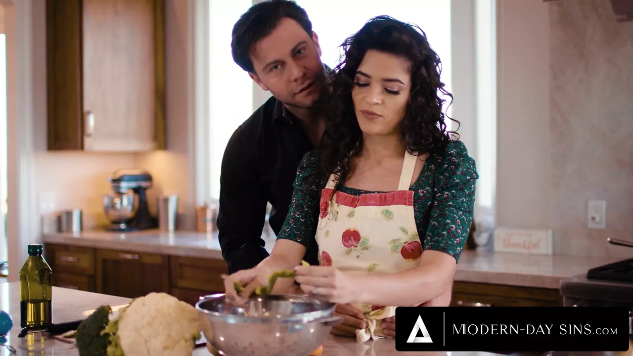 现代原罪 - 出轨的家庭主妇同意免费使用内射来取悦她饥渴的丈夫！