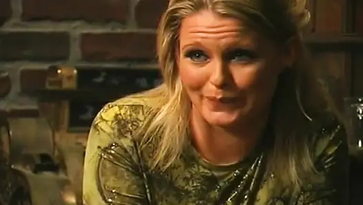 Tante seksi rambut pirang lagi asik nyepong dan ngentot kontol habis-habisan di bar adventure