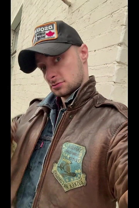 Kinkysirius Enjoy Rain Shower in Brown Vintage Leather Bomber and Levis Jeans Outfit