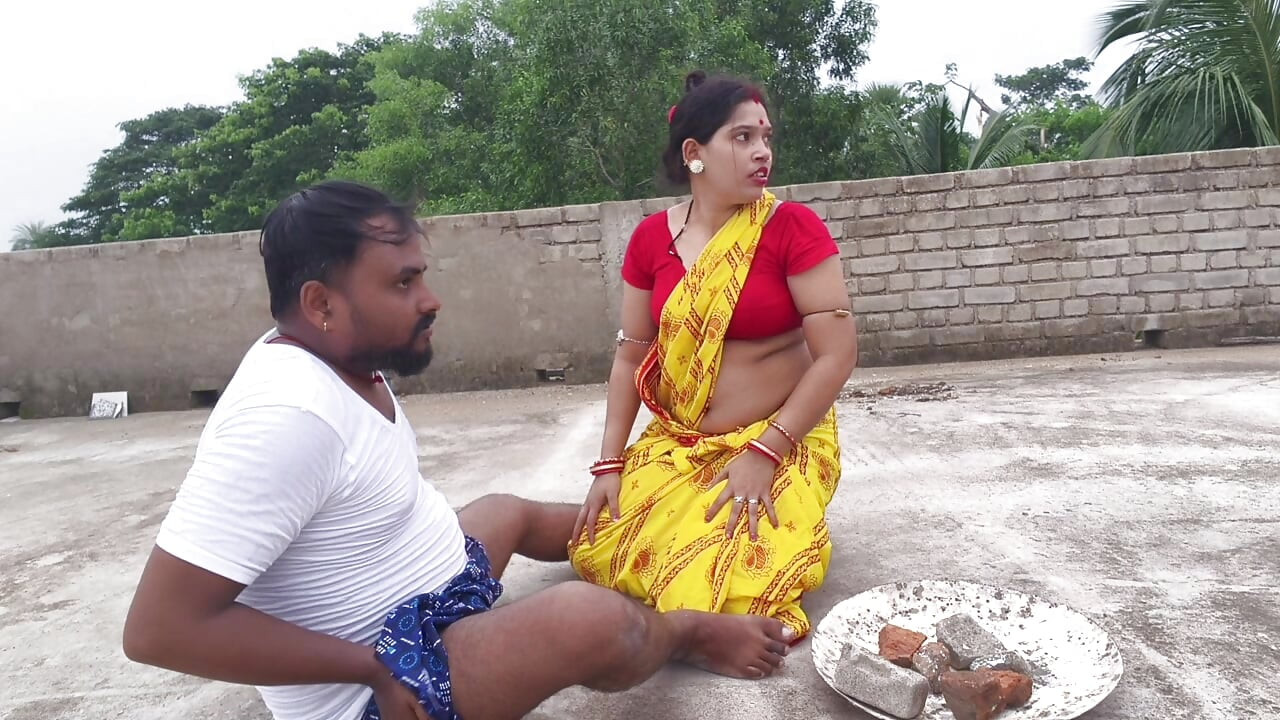 Hermosa india pueblo tía caliente romance Grandes tetas prensa y coño follando en el techo