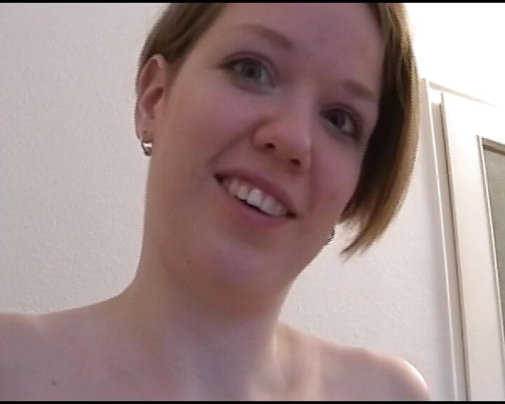 Sexy deutsche teenagerin in strümpfen fickt sich mit dildo