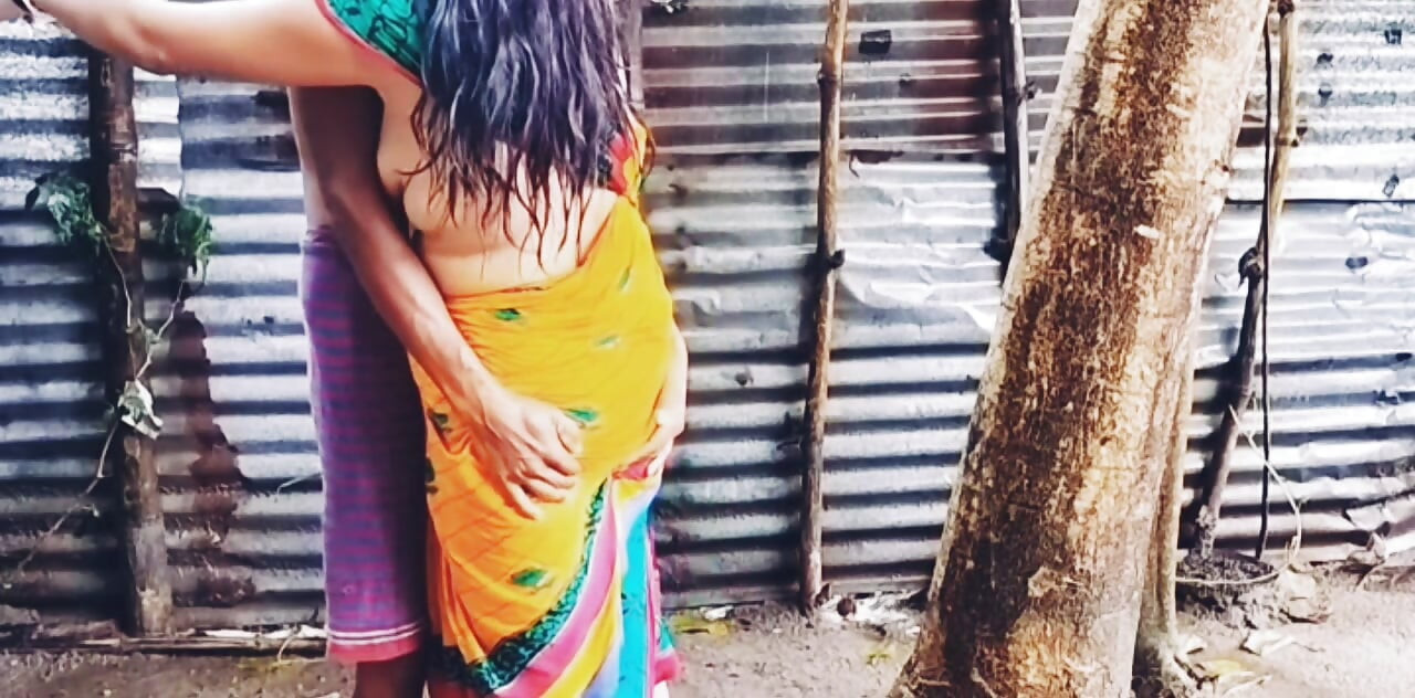 Bhabi desi bertetek besar dalam usia remaja mengongkek adik ipar di luar musim hujan.