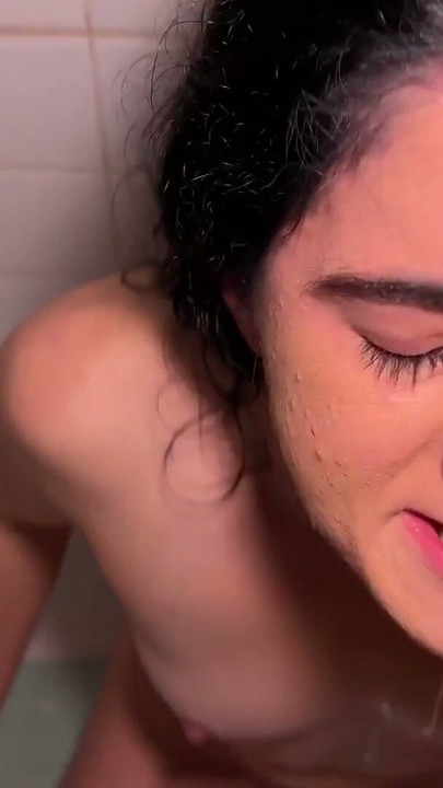 Tragando pis y semen en la ducha - Vanessa Cliff | Clip 3