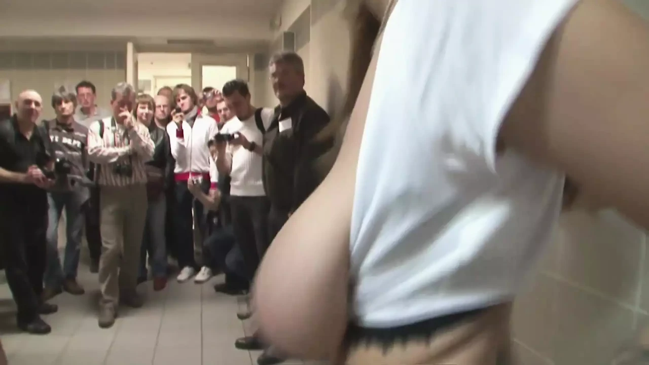 漂亮丰满女郎在户外被干