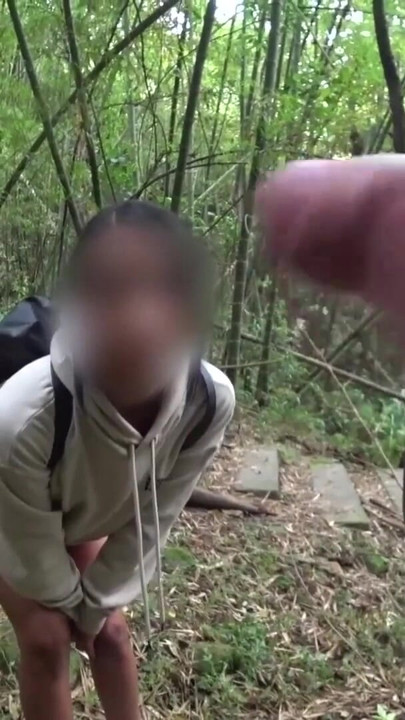 PARKTA YARAK TEŞHIRI. Bir yabancı beni mastürbasyon yaparken yakaladı ve boşalmama yardım etti | Klip 1