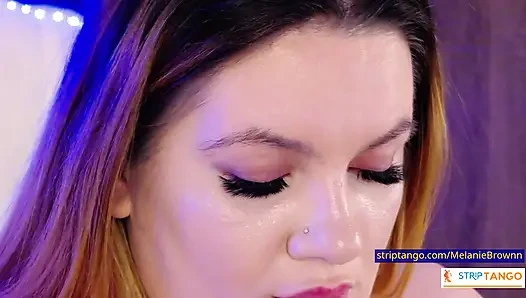 Curvy milf with heavy naturals live and Open cam she checks your rhythm