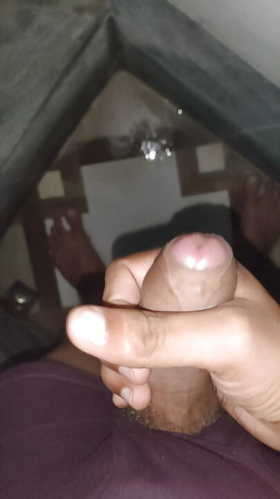 Hombre masturbándose en el baño