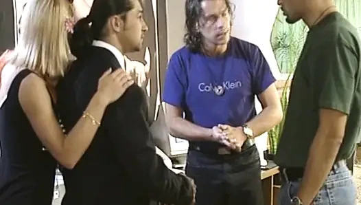 Немецкая блондинка-кукла пьет сперму после горячего анального траха