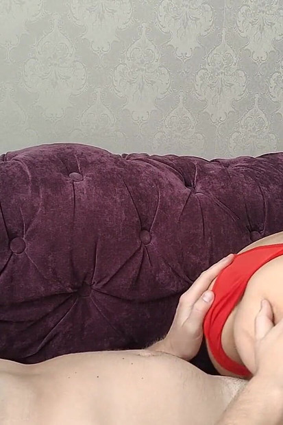 Seks sa zrelom gracioznom damom u kućnom okruženju uz glazbu