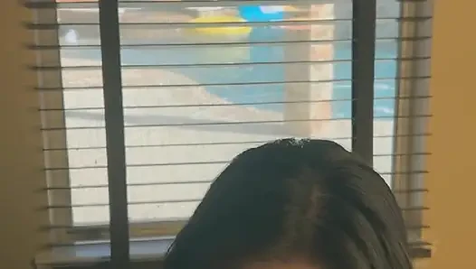 Sexy asiatisches mädchen gibt handjob und blowjob, riesiges abspritzen