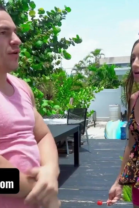 StepSiblings - Grande bunda flexível meia-irmã Ashlynn Taylor foi perfurada como uma boneca de pano por pau enorme